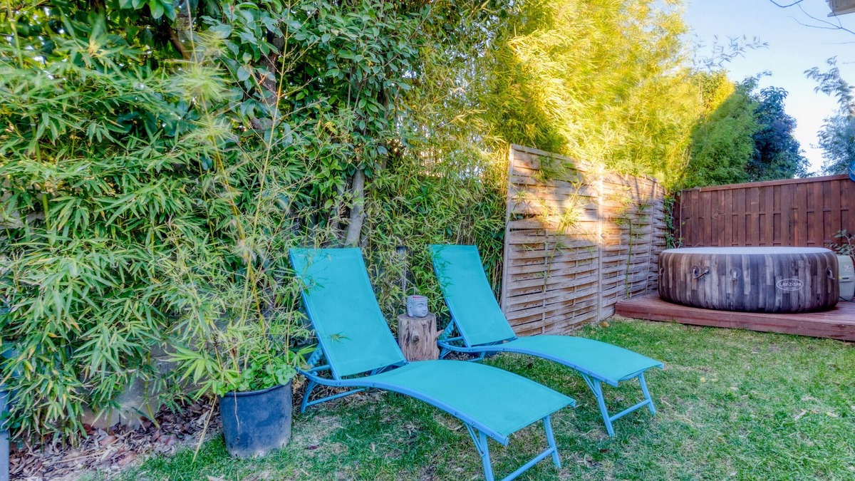 Lunel Villa | Villa "Loft Ambrussum" with Shared Terrace, Whirlpool & Wi-Fi