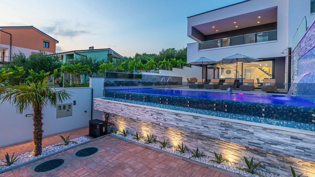 Crikvenica Villa | Villa Lorena mit Geheiztem Pool, Jacuzzi, Sauna und Meerblick