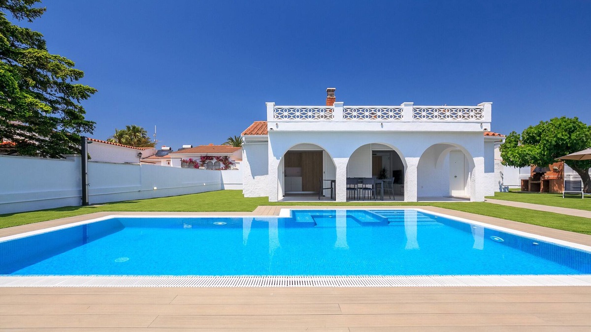 Miami Platja Villa | VILLA LOS DADOS: 4 bedrooms, private pool, jacuzzi, and barbecue