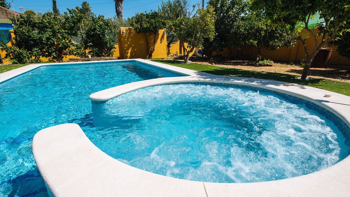 Almensilla Ski Chalet | Villa Los Naranjos, oasis with jacuzzi 15 minutes from Seville