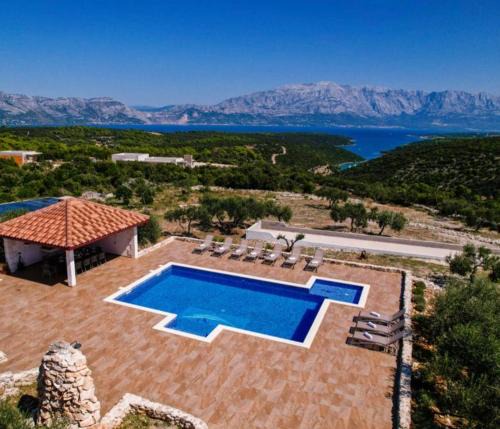 Pucisca Villa | Villa Luisa Pucisca - 2 Häuser, 6 Schlafzimmer Insel Brac - Pool, Grill, Kamin, Tischtennis, Boccia
