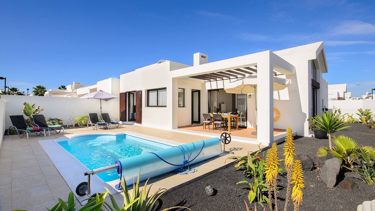 Playa Blanca House | Villa Luna with Mountain View, Pool, Terrace and Wi-Fi