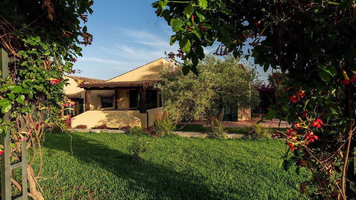Trappitello Villa | Villa Lunasol-Taormina-countryside-pool- amazing garden-Etna view-10/12 pax