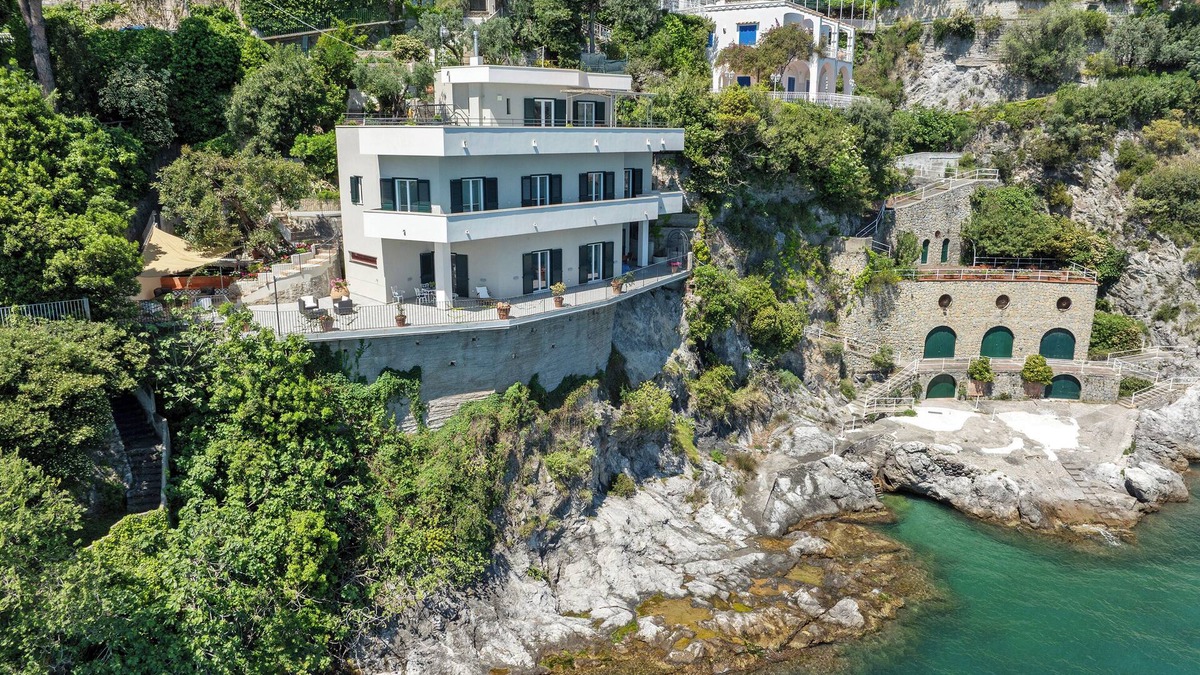Vietri sul Mare Villa | Villa 'Luxury A Strapiombo Sul Mare' with Sea View, Wi-Fi and Air Conditioning