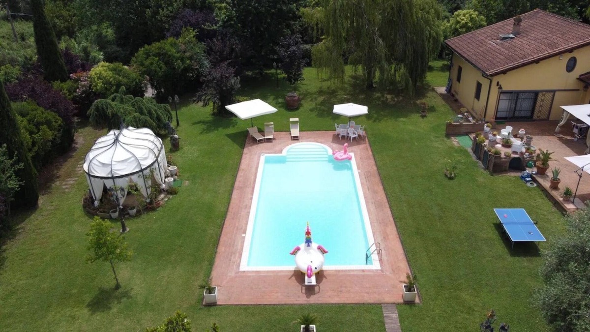 Pisa Villa | Villa 'Luxury Pool and Garden' with Shared Pool, Wi-Fi and Air Conditioning