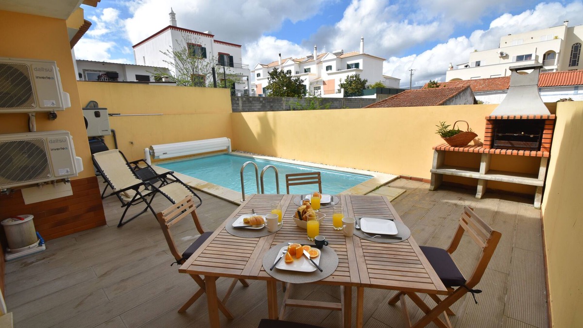 Monte Raposo Villa | Villa Machado is located in Alcantarilha with a private swimming pool.