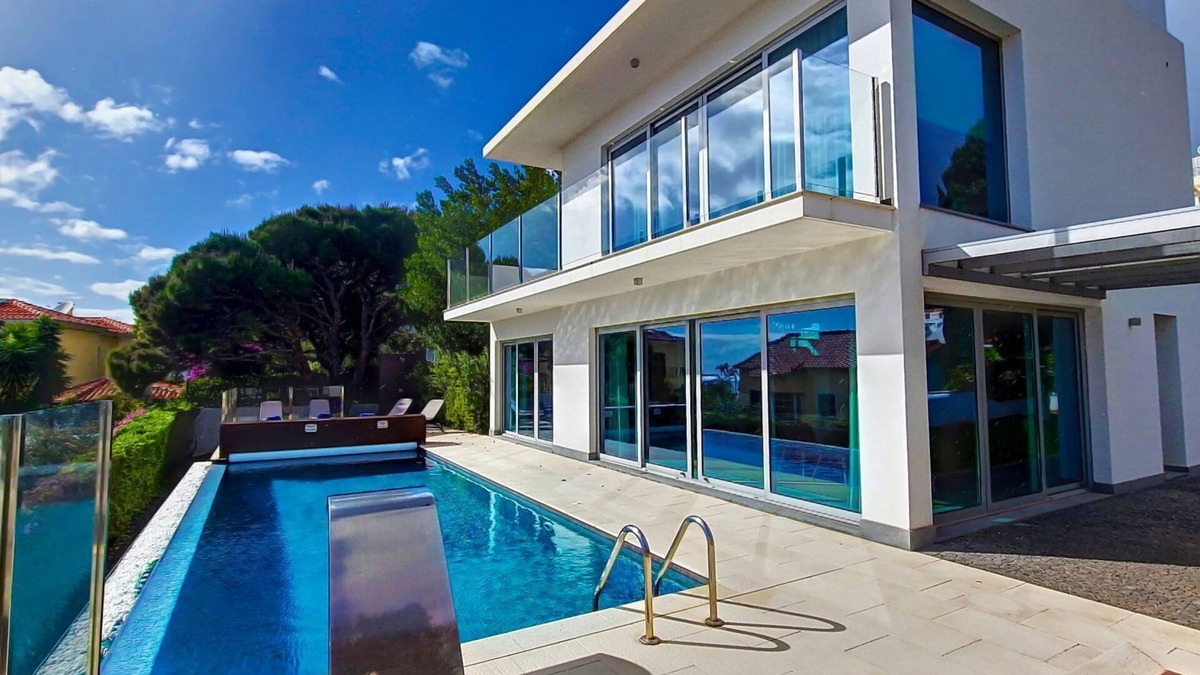 Canico House | Villa Madeira by LovelyStay
