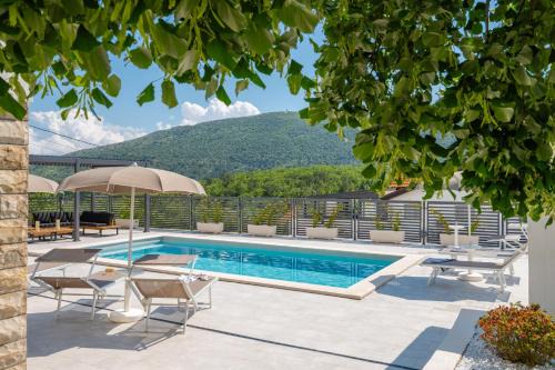 Tugare Villa | Villa Magnolia with heated Pool and Jacuzzi, near sea