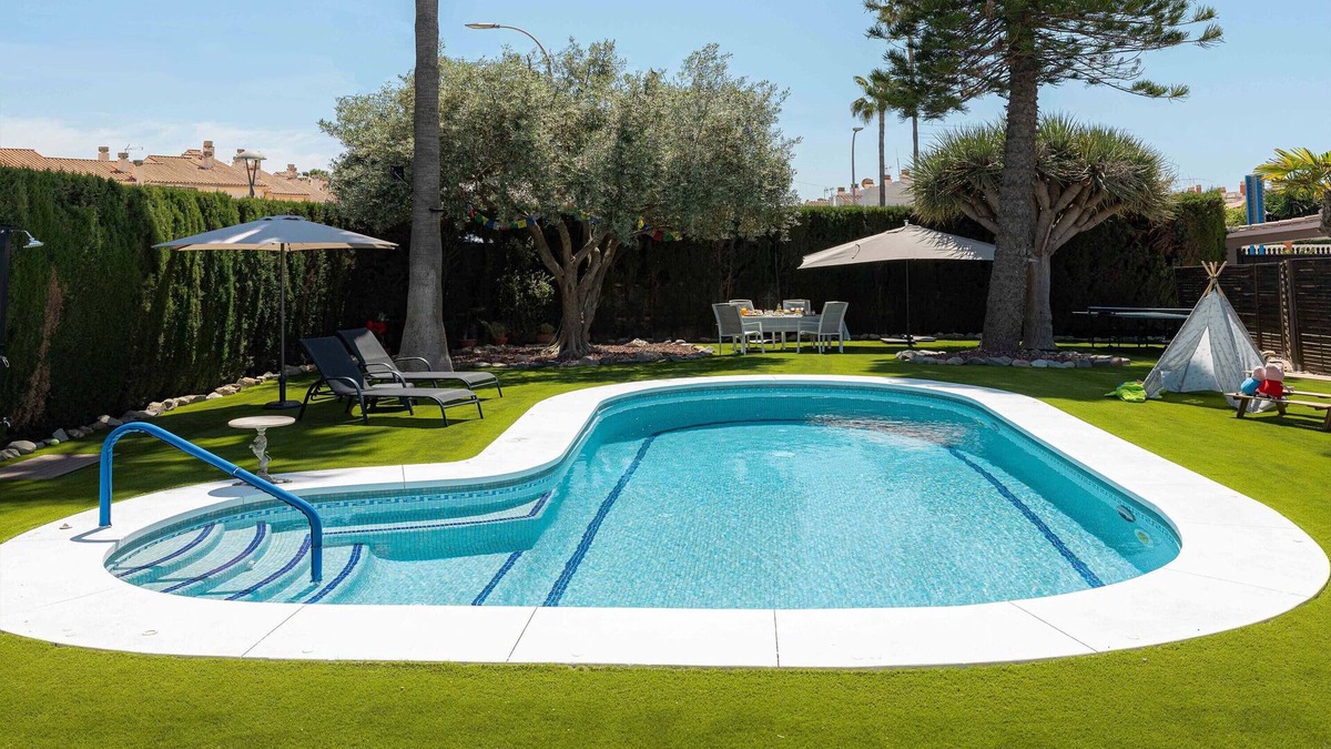 Torre de Benagalbon Villa | Villa 'Málaga Beach - Golf' with Private Pool, Wi-Fi and Air Conditioning