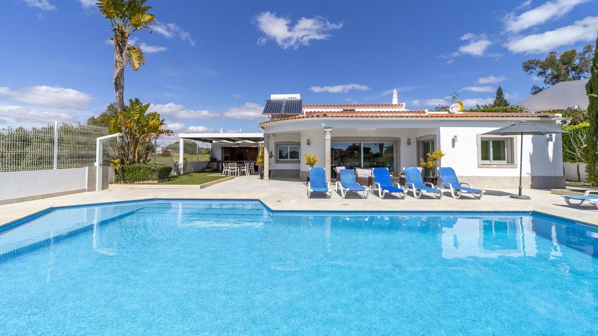 Olhos D'Agua Villa | Villa Maria is a modern, spacious villa with the option to heat the pool