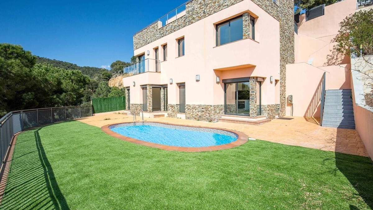 Lloret de Mar Villa | Villa Marina with Sea View, Pool & Wi-Fi