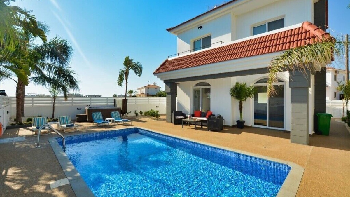 Paralimni Villa | Villa Mario - just 2 min walk from Kapparis, Firemans Beach