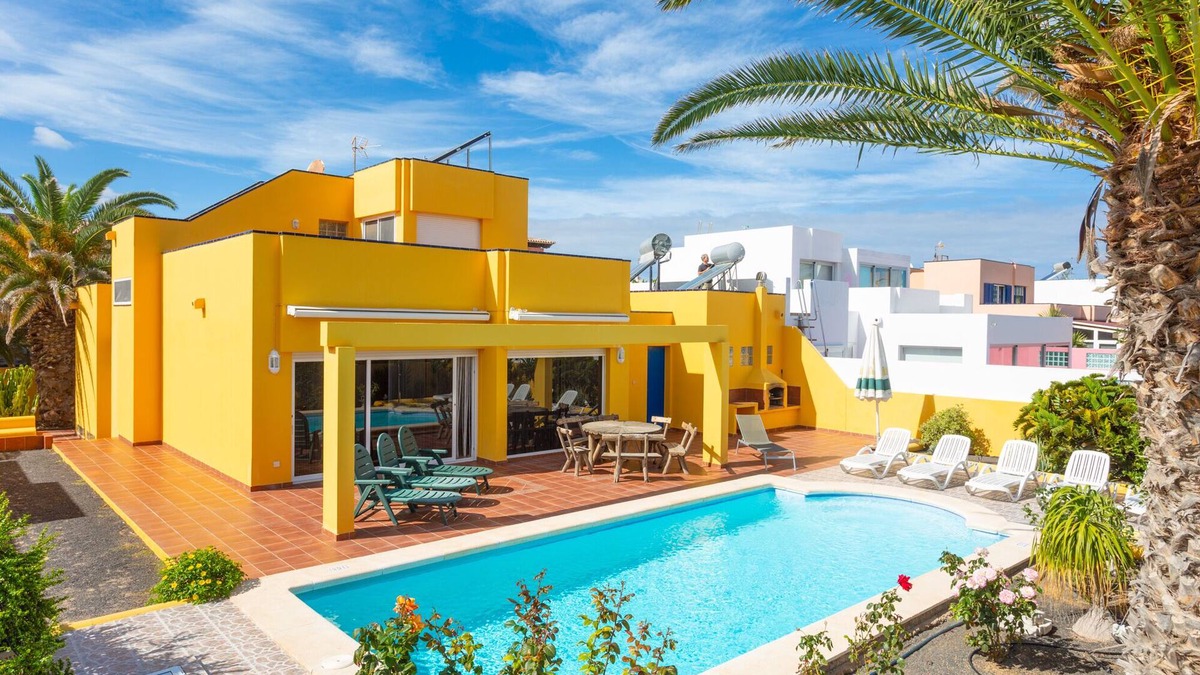 Corralejo Villa | VILLA MARIPOSA INCREDIBLE VIEWS NEXT TO THE SEA.