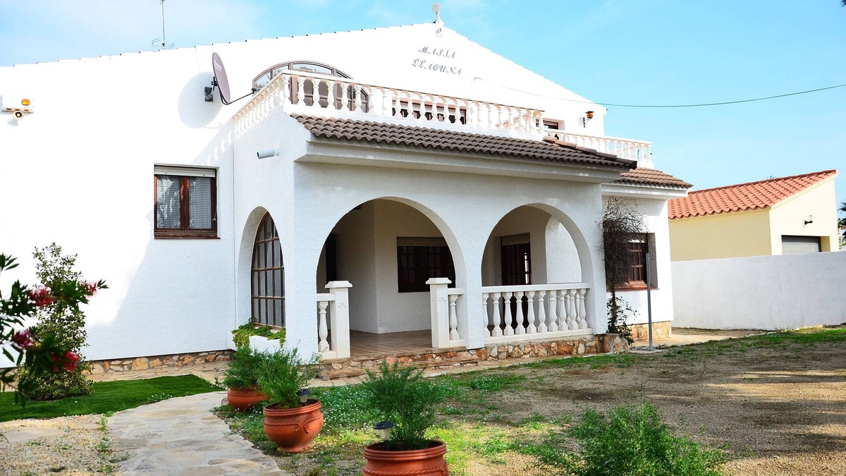 Les Tres Cales Villa | Villa Masia Llacuna with Private Pool, Terrace & Wi-Fi