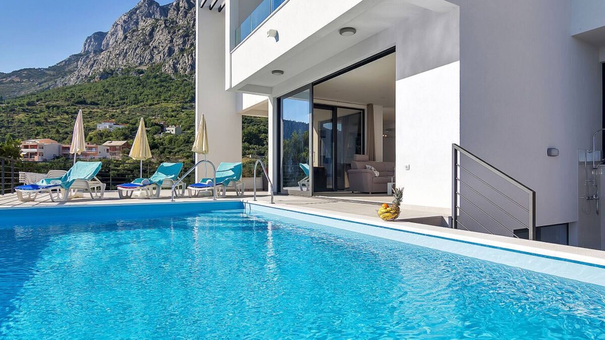 Veliko Brdo House | Villa Maslina with heated pool and fantastic sea views