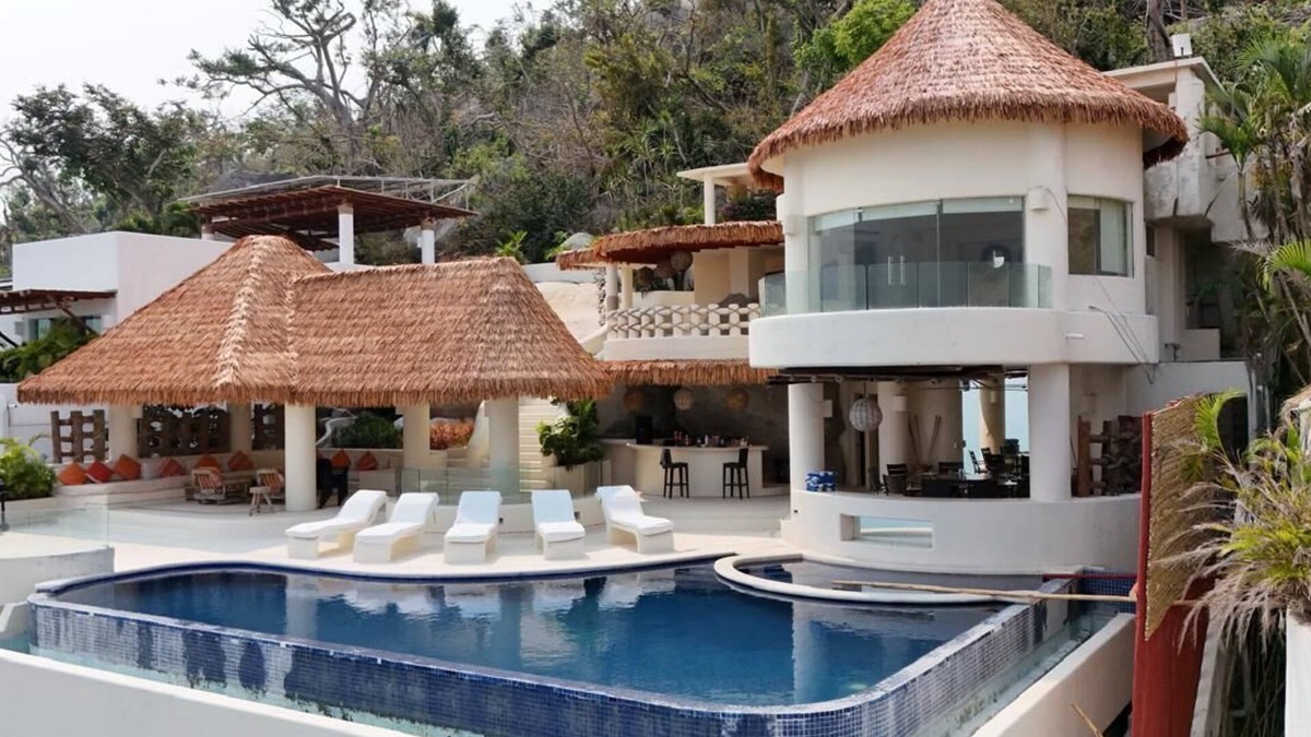 Las Cruces Villa | Villa Maui: Luxury Getaway with Infinity Pool and Spectacular Views 19persons