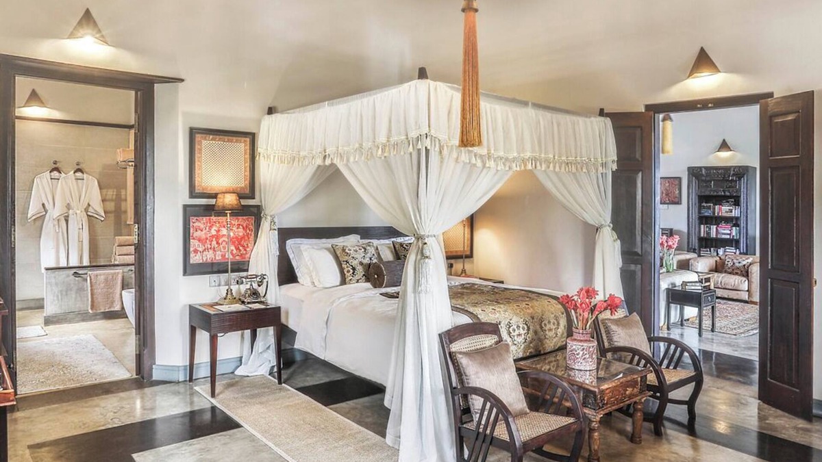 Kathaluwa Apartment | Villa Mayurana - Deluxe Suite with partial lake viewn