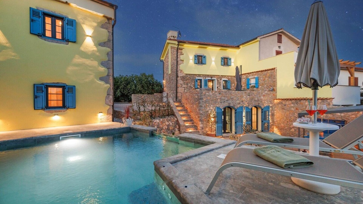Kras House | Villa Melary with the Pool, Jacuzzi & Ps5 surrounded with nature.