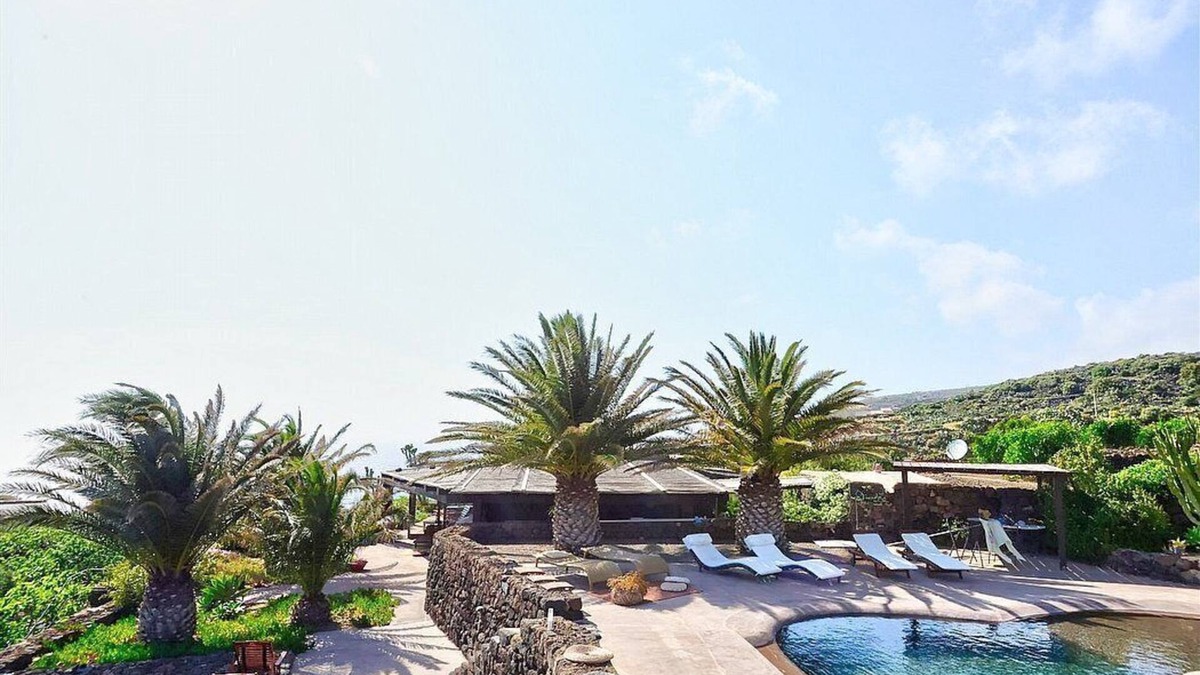 Pantelleria House | Villa Meriggio C: A characteristic and welcoming dammuso with the fascination of the typical and ancient houses of the island.