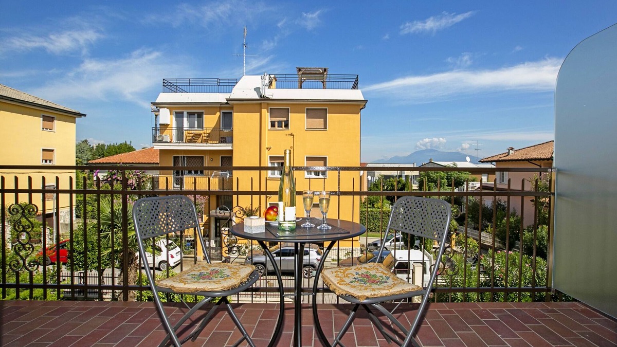 Desenzano del Garda Apartment | Villa Mimosa - Appartamento 2, Desenzano Del Garda, Italy