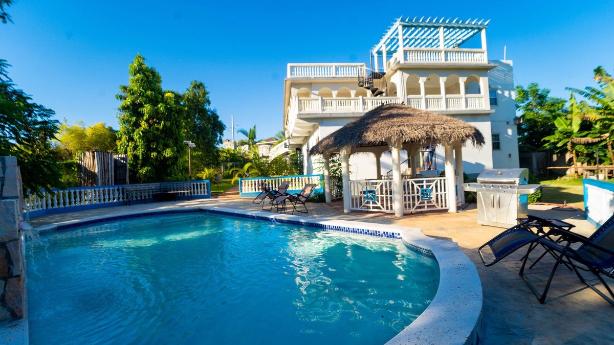 Falmouth House | VILLA near Montego Bayn8BedRm/8 BathRm 10 bedsn$750 nightly for entire house.