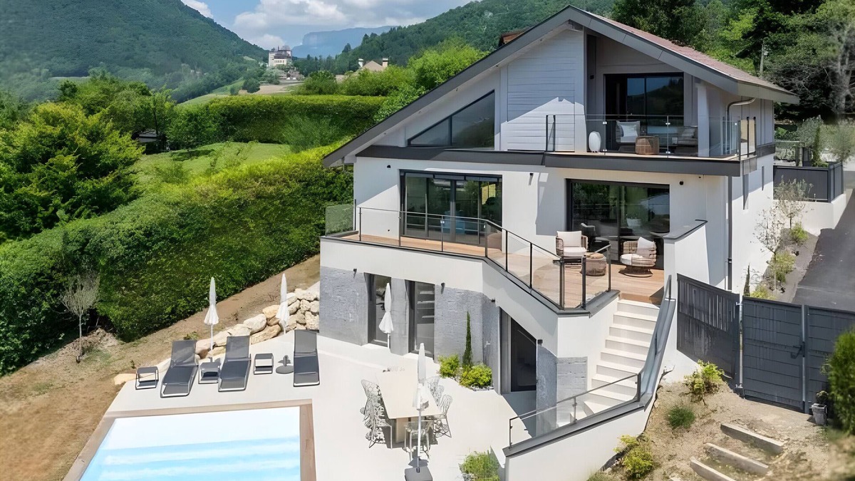 Talloires-Montmin Villa | Villa 'Near Village and Lake' with Lake View, Wi-Fi and Air Conditioning