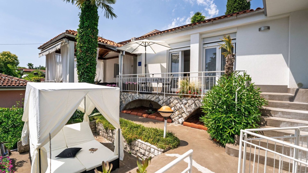 Ika Apartment | Villa Nika by Interhome