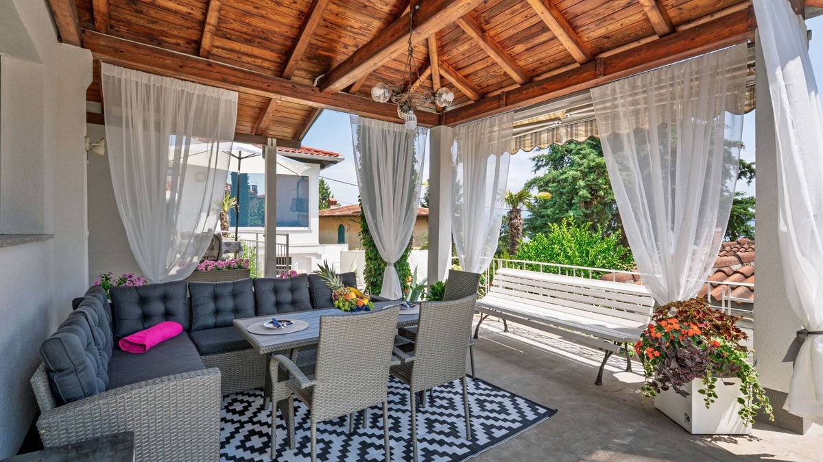 Ika Apartment | Villa Nika by Interhome