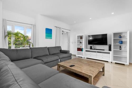 Washington Villa | Villa Noah Your Luxurious 4BR Retreat by Bocobay