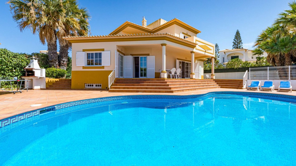 Gale Villa | Villa Ocre, with 4 bedrooms & just 500 mts from Gale beach
