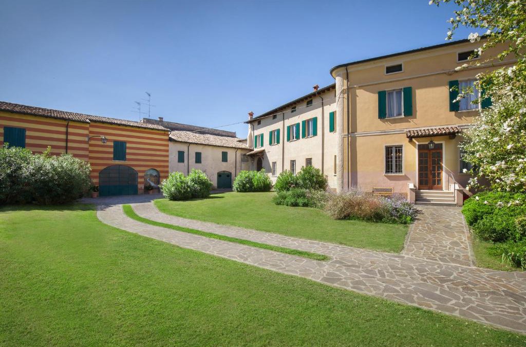 Volta Mantovana Villa | Villa Oleandra with Pool up to 12 People