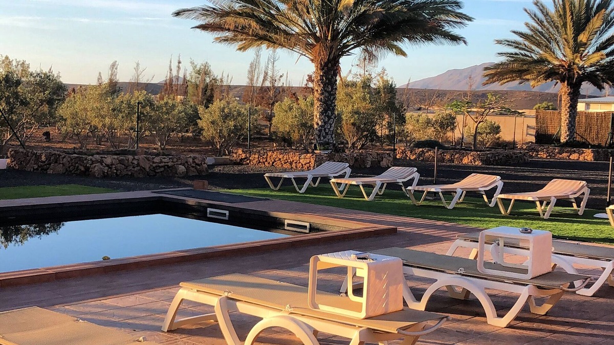 Tuineje Villa | VILLA OLIVA swimming pool with hydro-massage wifi air conditioning and lots of space.