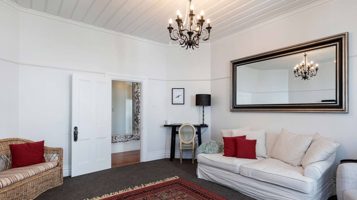 New Plymouth Villa | Villa on Courtenay - A short stroll to The CBD