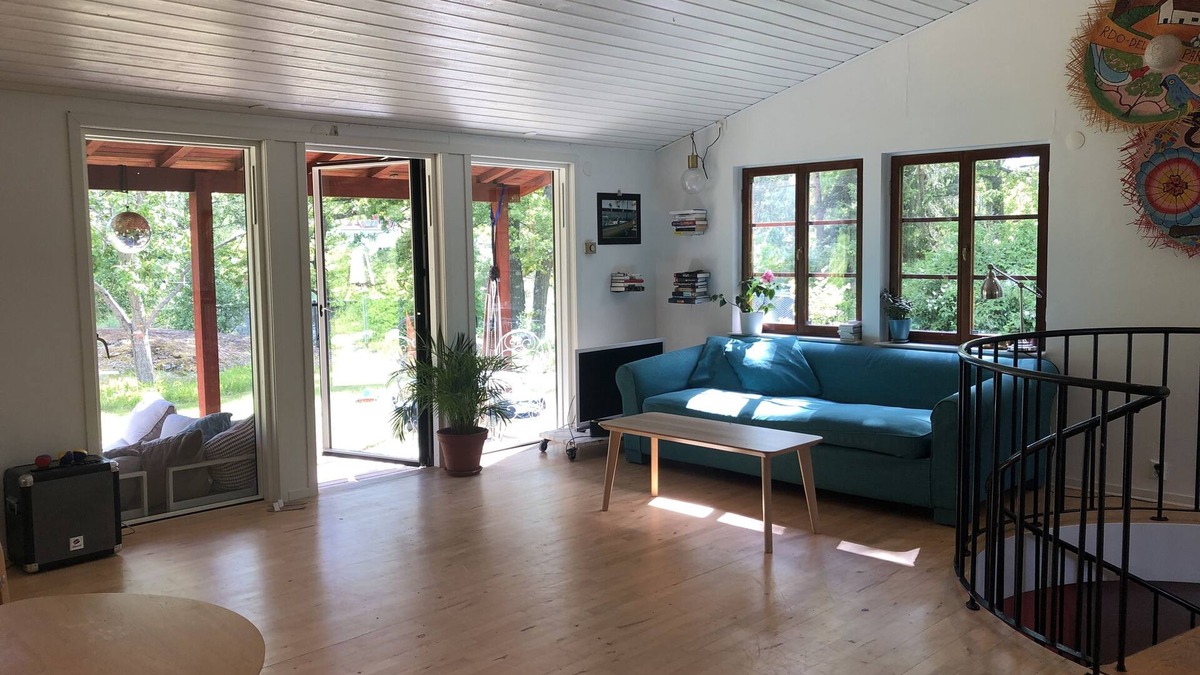 Nacka Municipality Villa | Villa on natural plot by the lake, close to bus and swimming