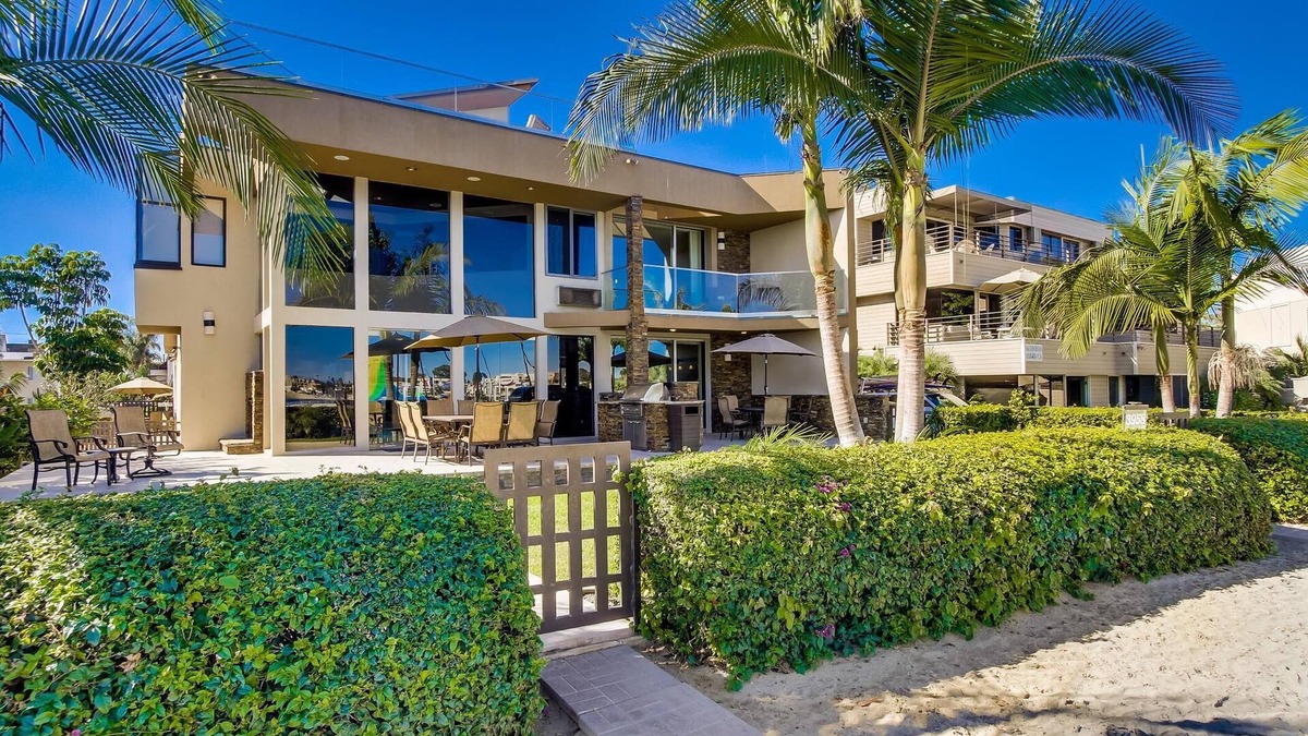 Crown Point House | Villa on the Bay | 6BR MB Gem w/Spacious Yard