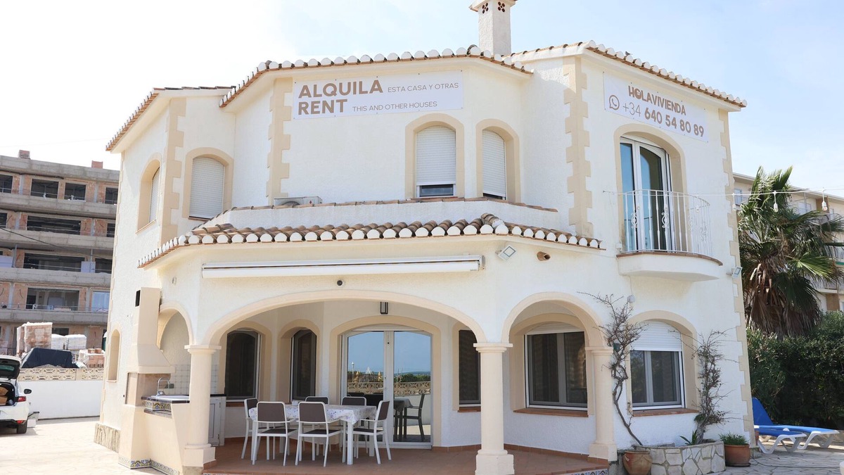 Molinell Ski Chalet | Villa on the beach with private pool - holaVivienda Inmobiliaria