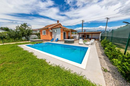 Hodbina Villa | Villa Orange House