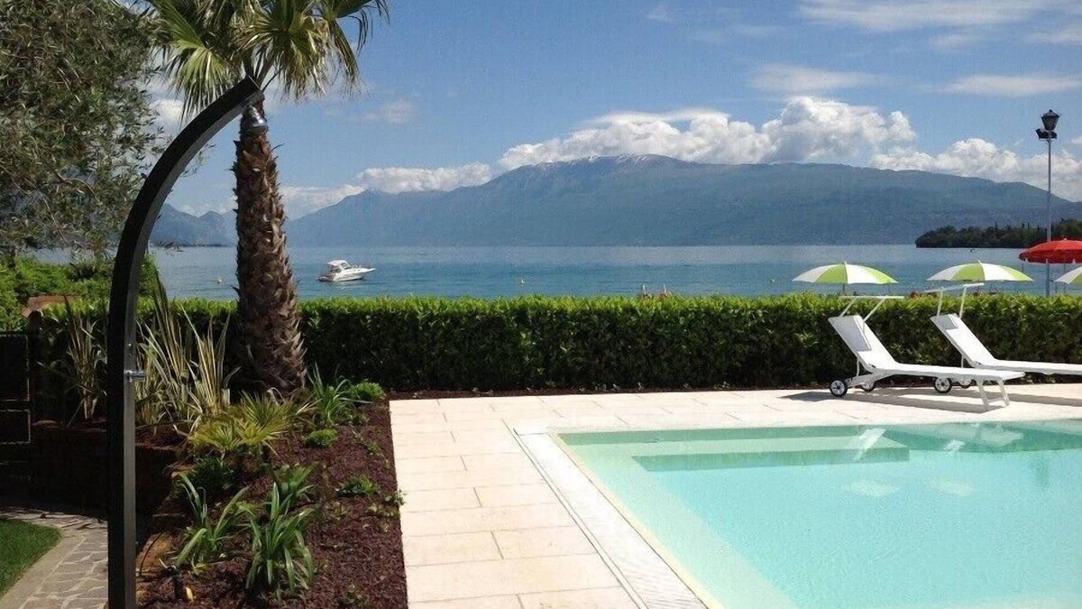 San Felice del Benaco Villa | Villa overlooking the beach and the lake with private swimming pool