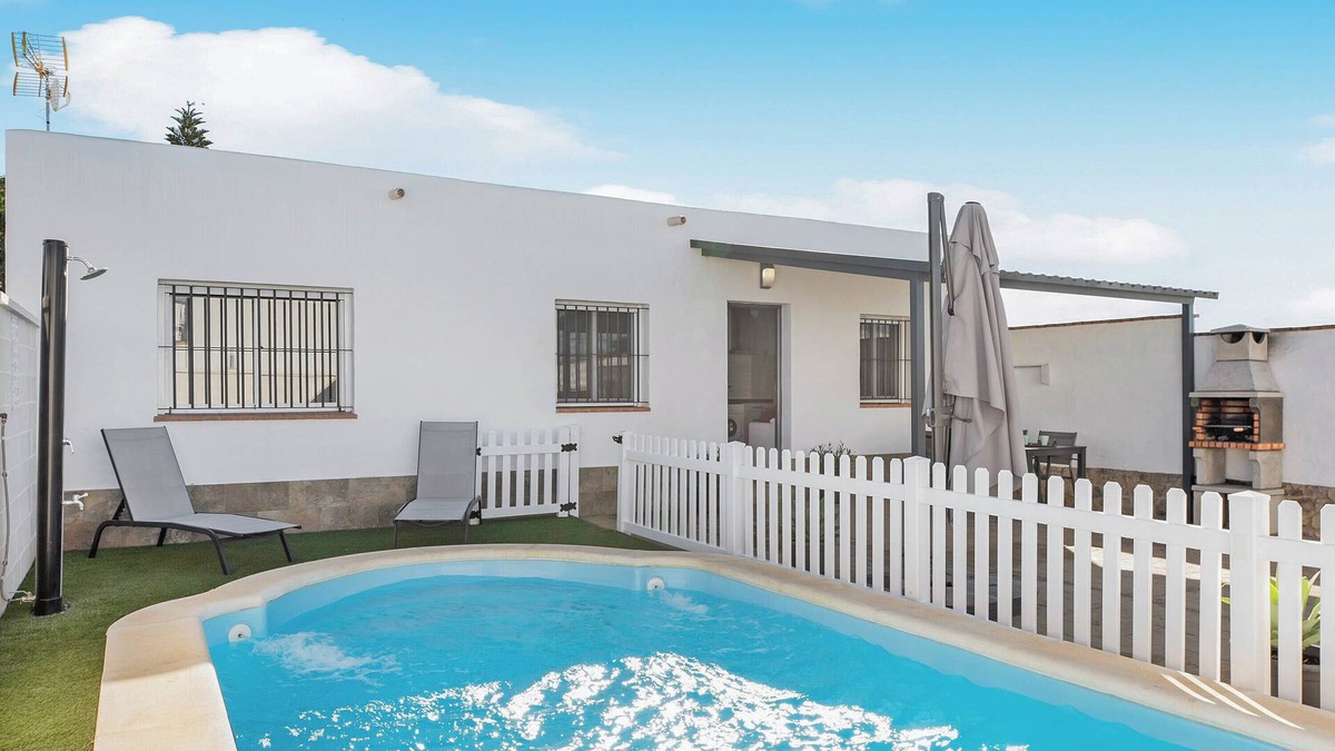 Conil de la Frontera House | Villa 'Pablo' with Private Pool, Wi-Fi and Air Conditioning