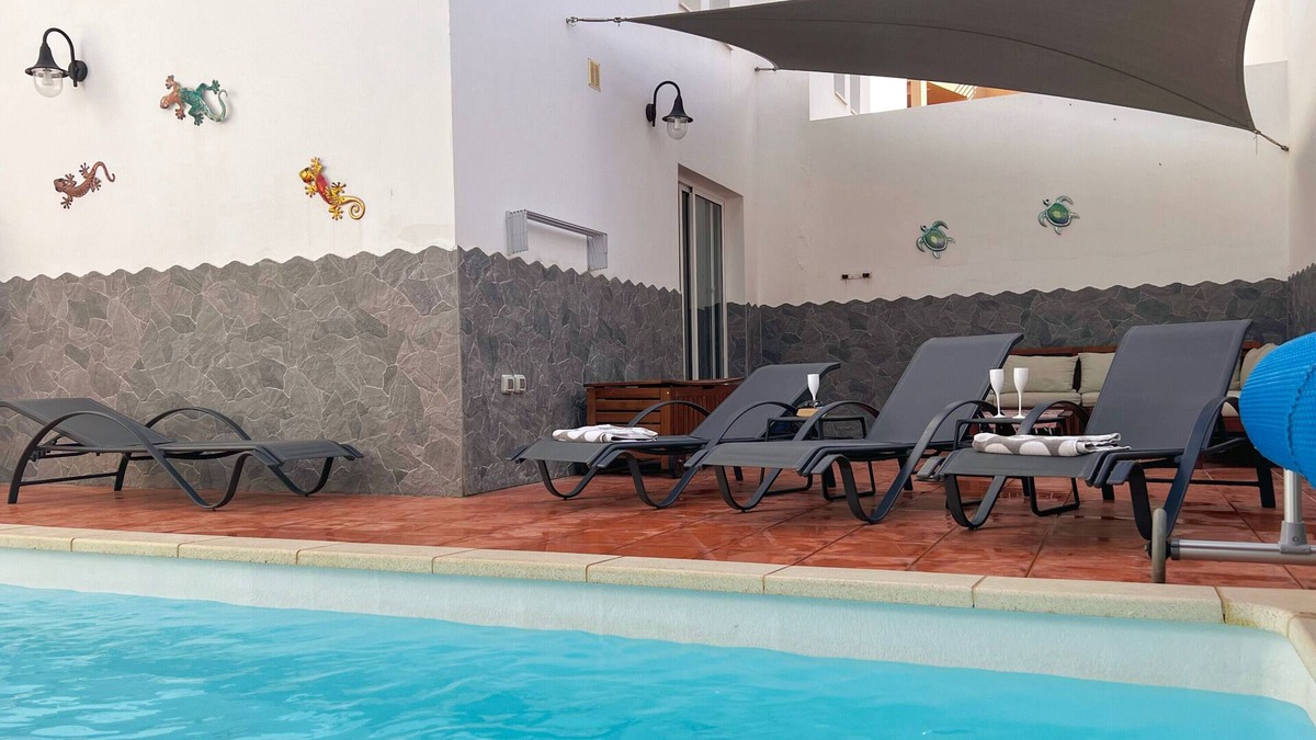 Corralejo Villa | 'Villa Pacifica' with heated pool, terrace, lounge area & Wi-Fi