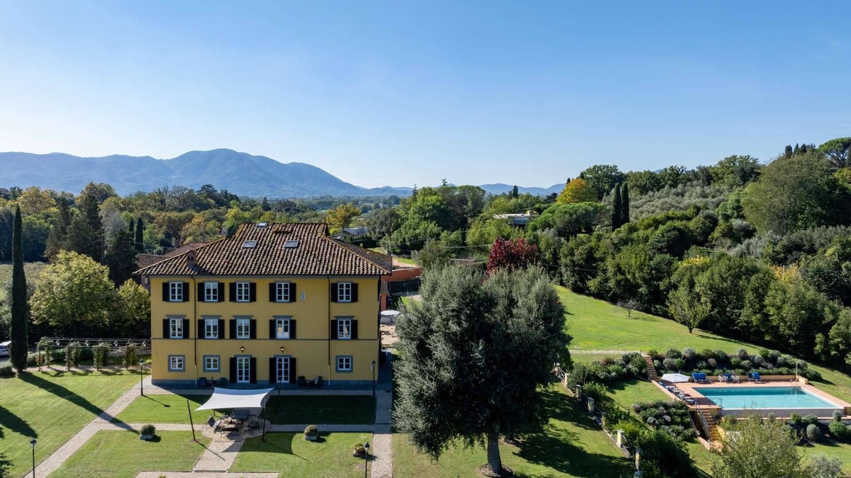 Monte San Quirico Villa | Villa Pacini - just 1,8 km outside Lucca Wall - Pool