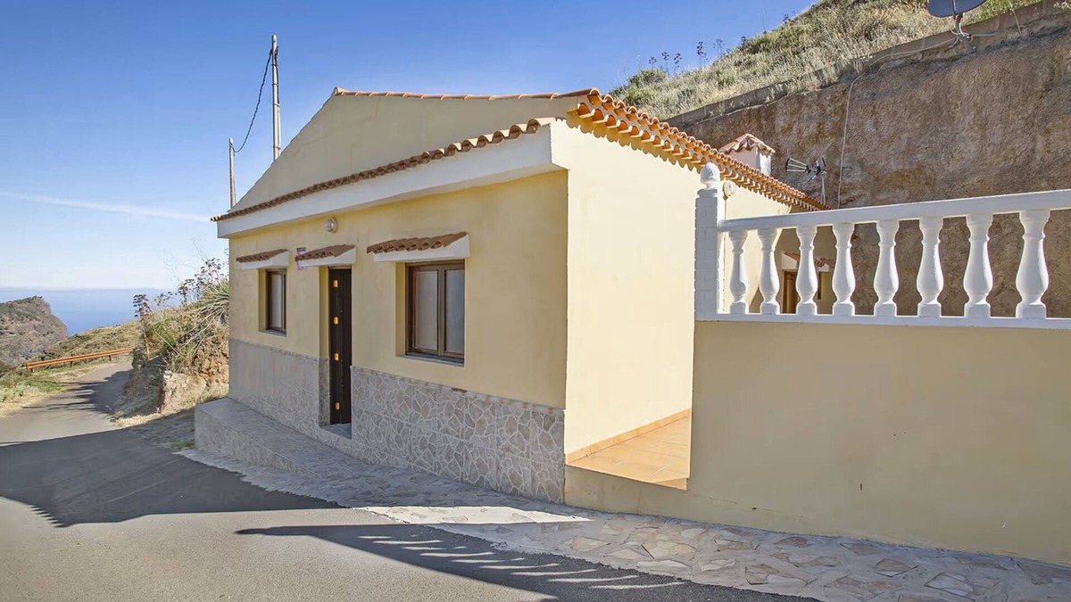 Galdar Villa | Villa Palomino - Sleeps 4 - Parking - Pet Friendly