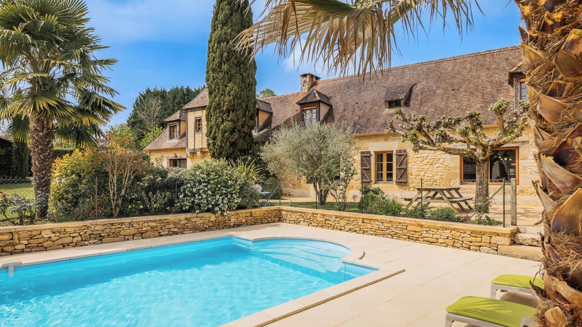 Saint-Rabier House | Villa Paola, beautiful holiday home with a large fenced private swimming pool.