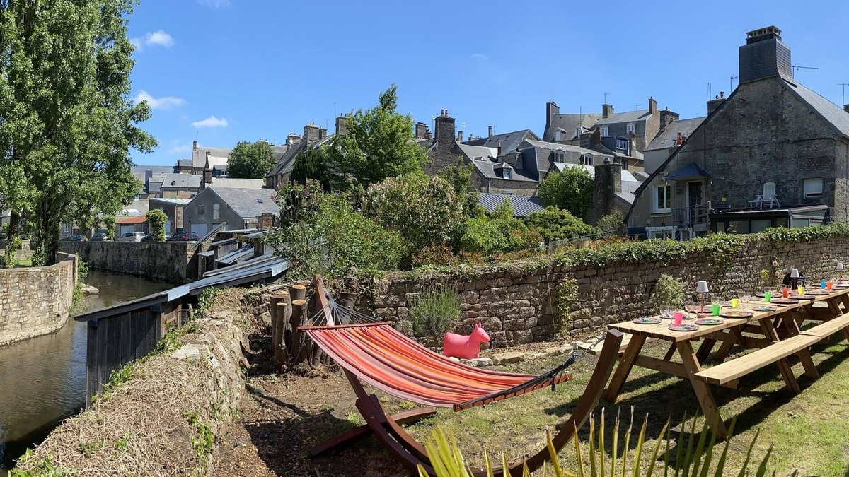 Villedieu-les-Poeles Cottage | Villa Paradis 14 people : waterfront garden