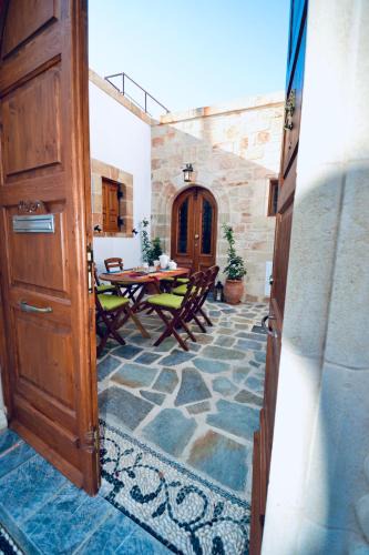 Archangelos Villa | Villa Patitiri Traditional House with hot tub
