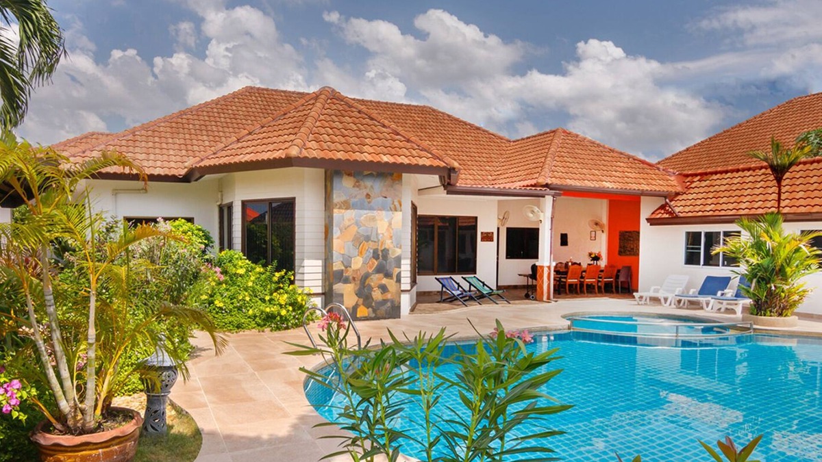 Nong Prue Villa | Villa Pattaya Hill minutes from the Beach/Pattaya/FREE Electricity