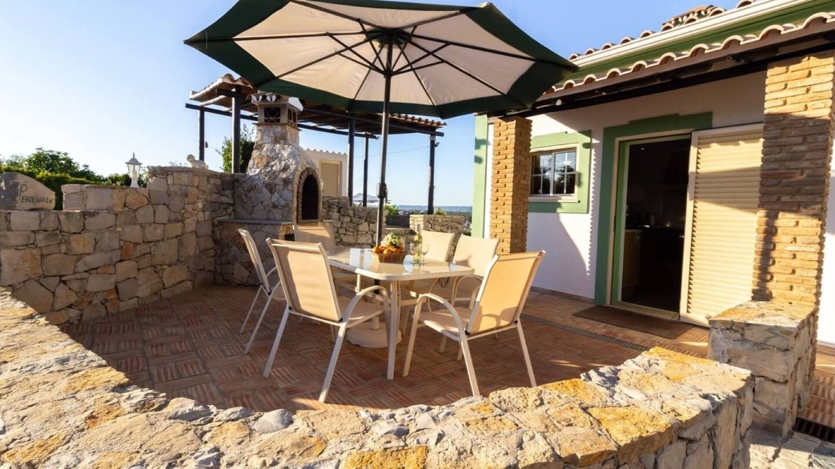 Vale do Telheiro Villa | Villa 'Peacehaven' with Mountain View, Wi-Fi and Air Conditioning