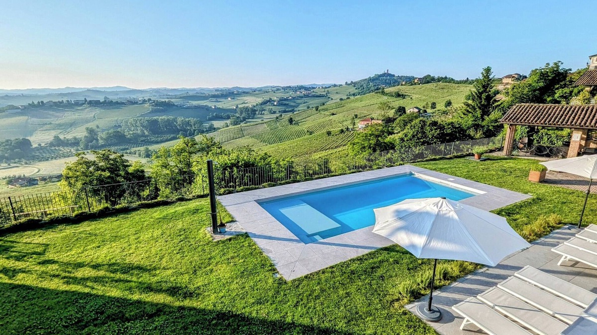 Costigliole d'Asti Villa | Villa Perla, hilltop location with pool