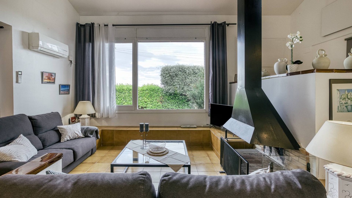 Sant Pere Pescador Villa | Villa "Playa" with Shared Pool & Wi-Fi