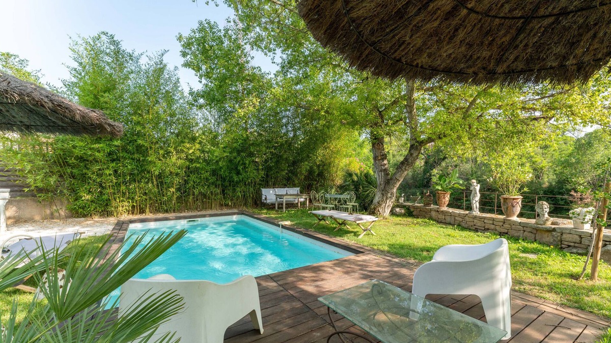 Apt Villa | Villa 'Plein Coeur Du Luberon' with Private Pool, Private Terrace and Wi-Fi